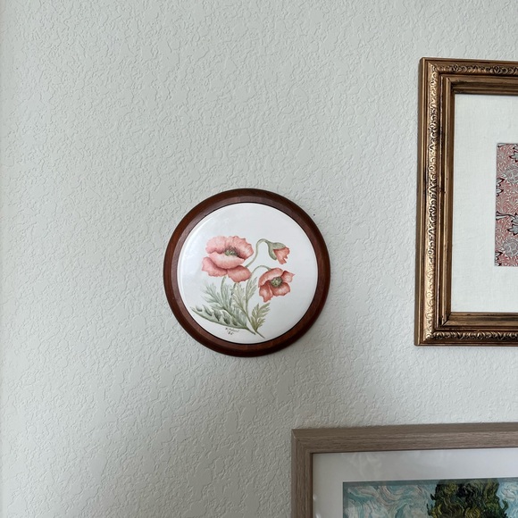 Vintage porcelain and wooden round floral wall art - Picture 6 of 7